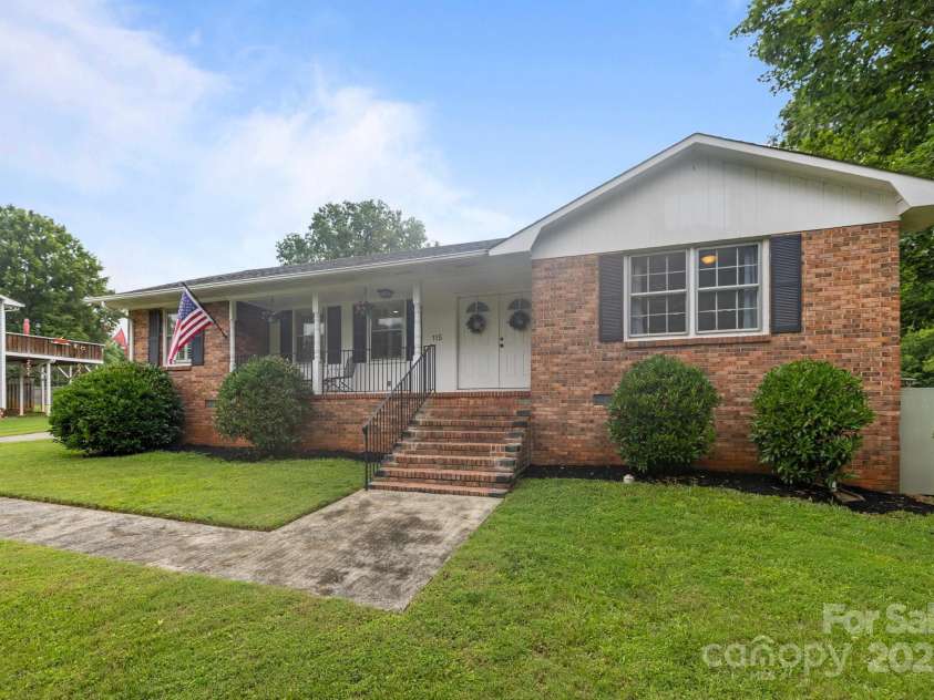 115 Fox Run Drive, Fort Mill, SC 29715.  MLS# CAR4273531, YatesRealty ID 23091. 