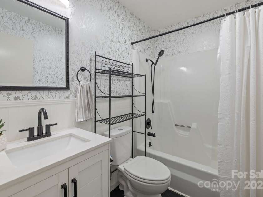 115 Fox Run Drive, Fort Mill, SC 29715.  MLS# CAR4273531, YatesRealty ID 23091. 