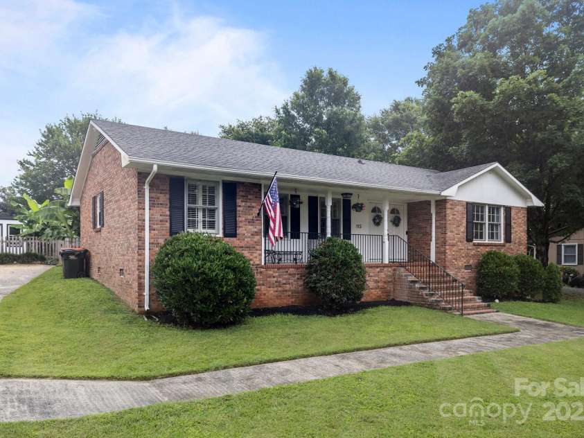 115 Fox Run Drive, Fort Mill, SC 29715.  MLS# CAR4273531, YatesRealty ID 23091. 