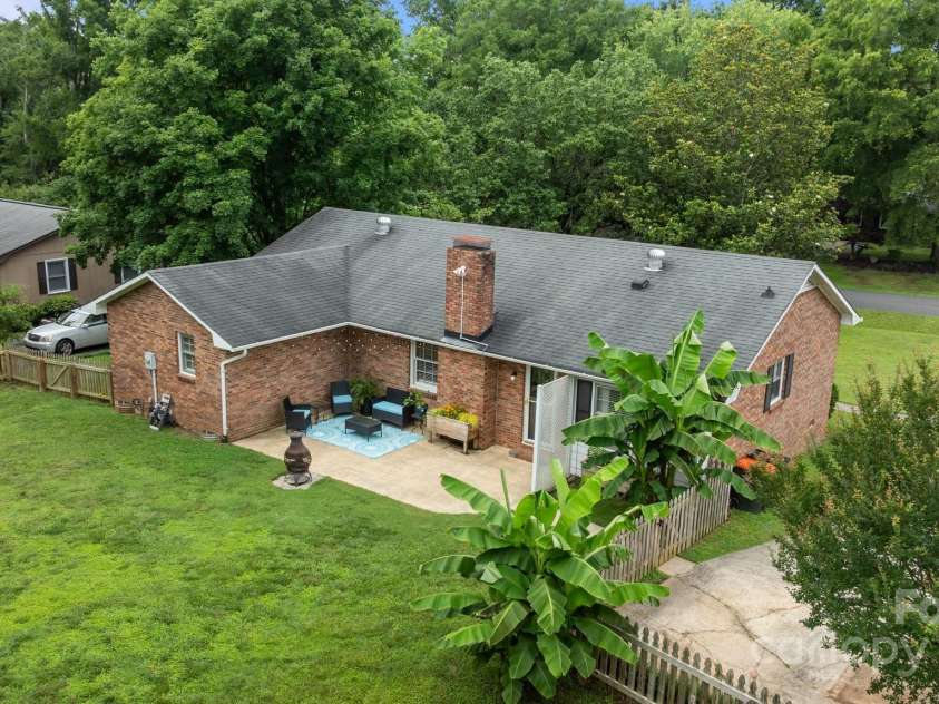 115 Fox Run Drive, Fort Mill, SC 29715.  MLS# CAR4273531, YatesRealty ID 23091. 