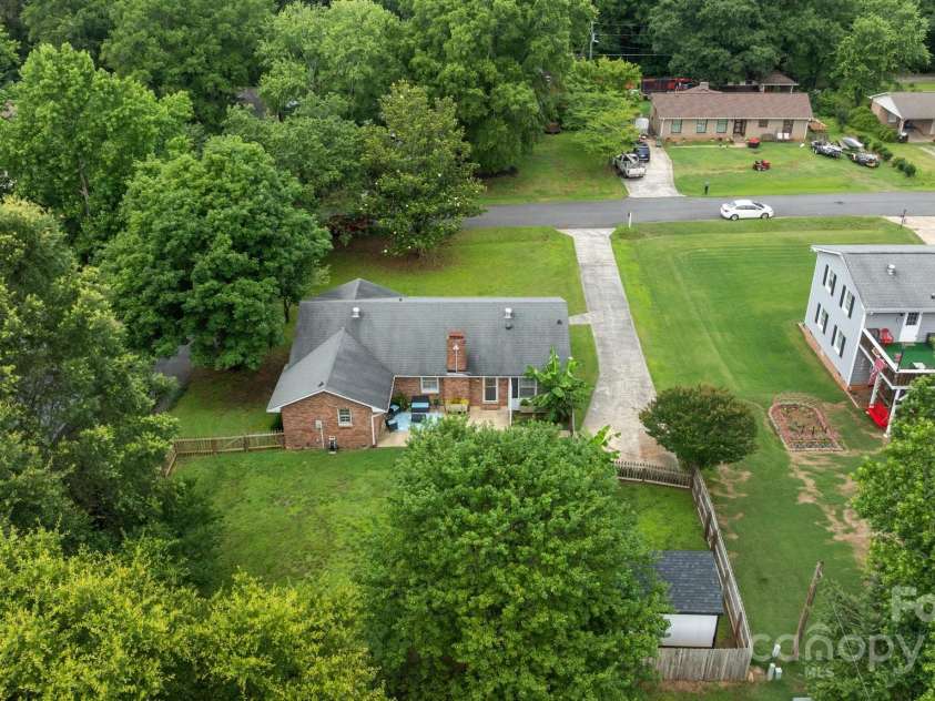 115 Fox Run Drive, Fort Mill, SC 29715.  MLS# CAR4273531, YatesRealty ID 23091. 