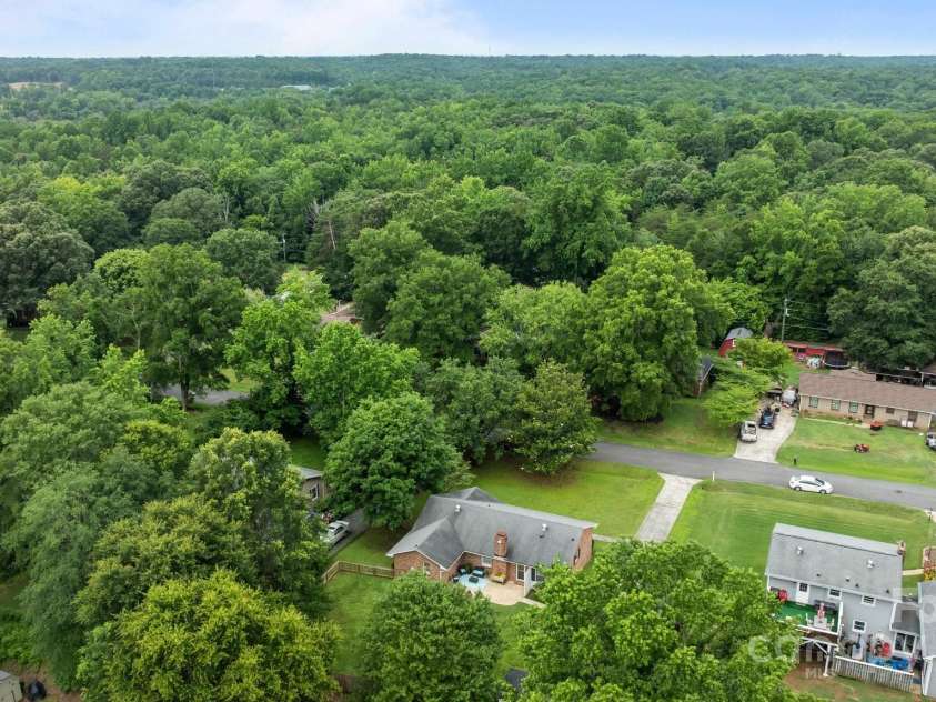 115 Fox Run Drive, Fort Mill, SC 29715.  MLS# CAR4273531, YatesRealty ID 23091. 