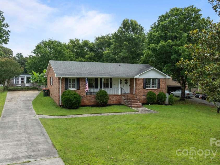 115 Fox Run Drive, Fort Mill, SC 29715.  MLS# CAR4273531, YatesRealty ID 23091. 