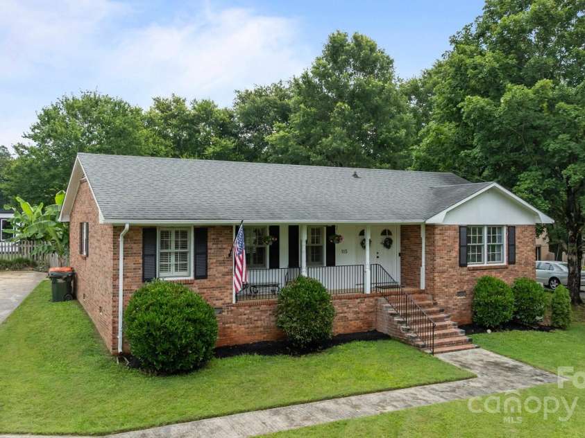 115 Fox Run Drive, Fort Mill, SC 29715.  MLS# CAR4273531, YatesRealty ID 23091. 