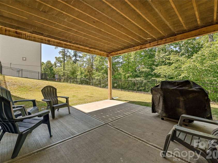 17403 Saranita Lane, Charlotte, NC 28278.  MLS# CAR4380984, YatesRealty ID 23092. 