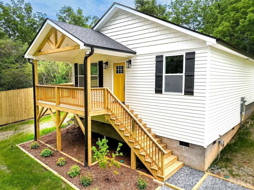 133 Moore Street, Hendersonville, NC 28739.  MLS# CAR4364392, YatesRealty ID 23094. 