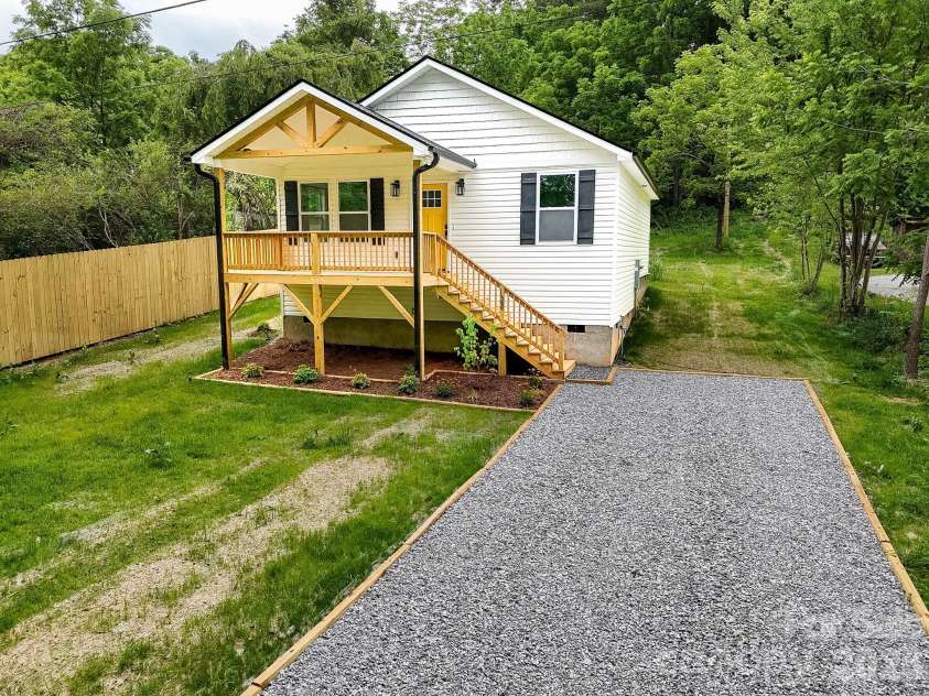 133 Moore Street, Hendersonville, NC 28739.  MLS# CAR4364392, YatesRealty ID 23094. 