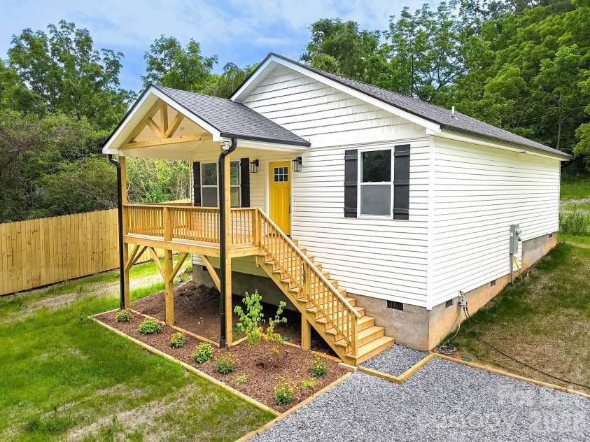 133 Moore Street, Hendersonville, NC 28739.  MLS# CAR4364392, YatesRealty ID 23094. 