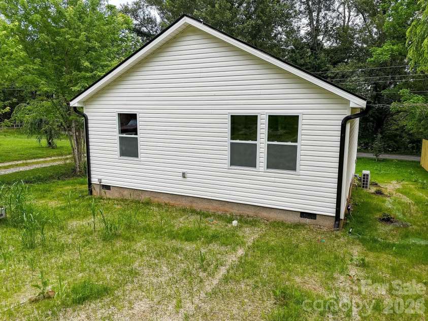 133 Moore Street, Hendersonville, NC 28739.  MLS# CAR4364392, YatesRealty ID 23094. 