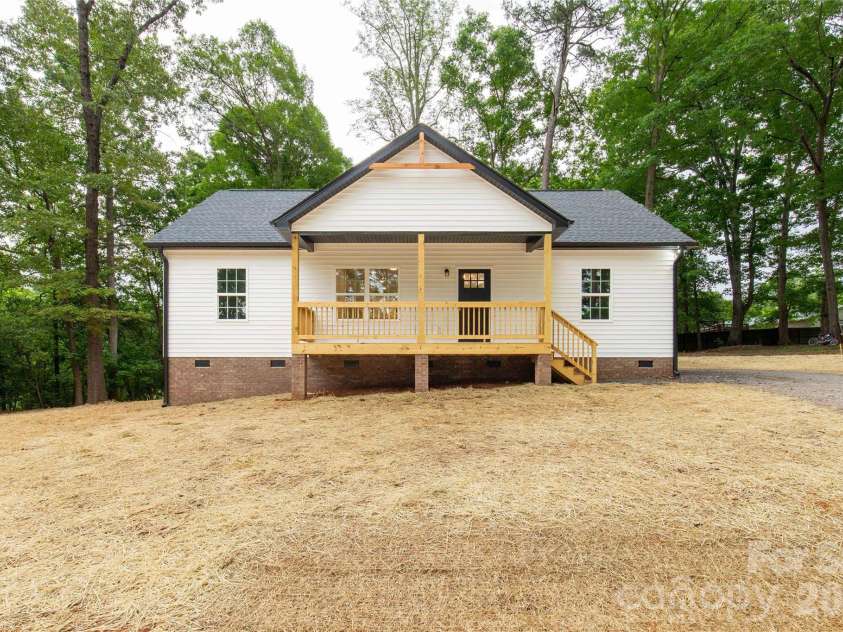 172 Spring Meadow Drive, Clover, SC 29710.  MLS# CAR4377578, YatesRealty ID 23096. 