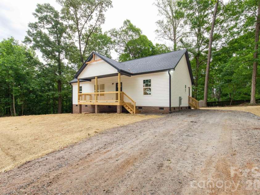 172 Spring Meadow Drive, Clover, SC 29710.  MLS# CAR4377578, YatesRealty ID 23096. 