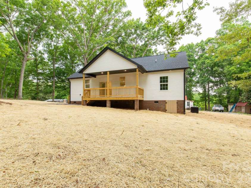 172 Spring Meadow Drive, Clover, SC 29710.  MLS# CAR4377578, YatesRealty ID 23096. 