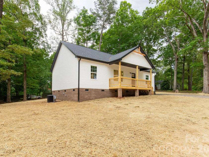 172 Spring Meadow Drive, Clover, SC 29710.  MLS# CAR4377578, YatesRealty ID 23096. 