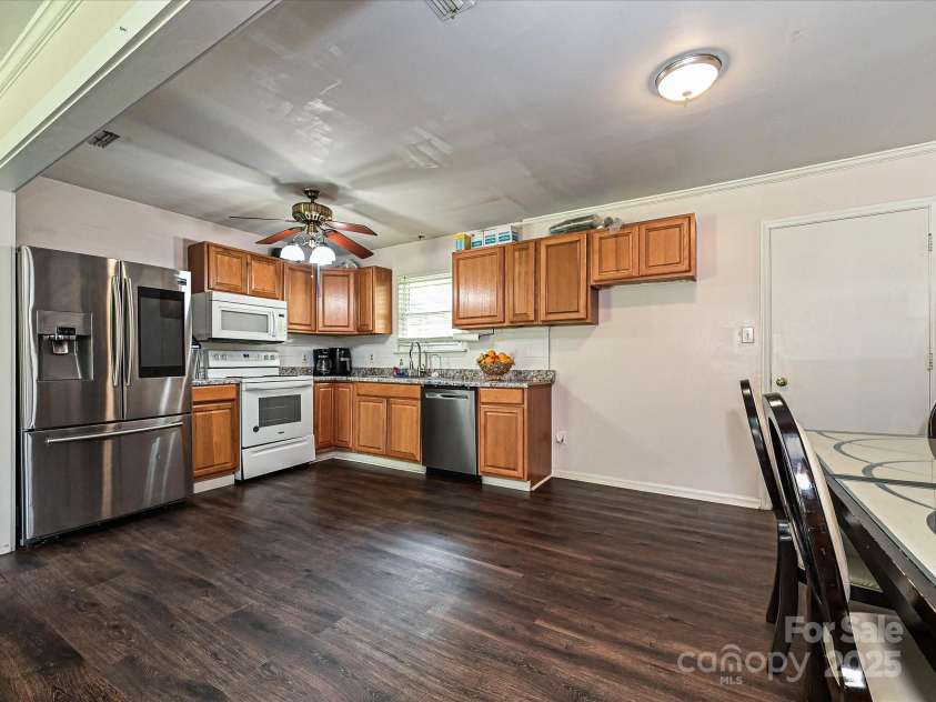 12423 Softwood Court, Charlotte, NC 28273.  MLS# CAR4268538, YatesRealty ID 23097. Kitchen