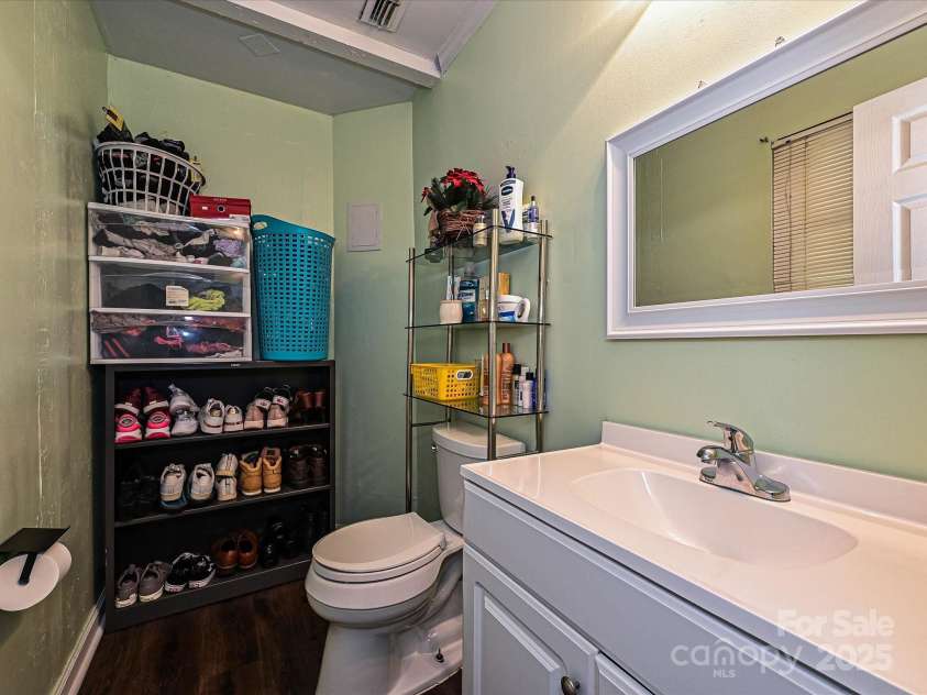12423 Softwood Court, Charlotte, NC 28273.  MLS# CAR4268538, YatesRealty ID 23097. Primary Bath (half)
