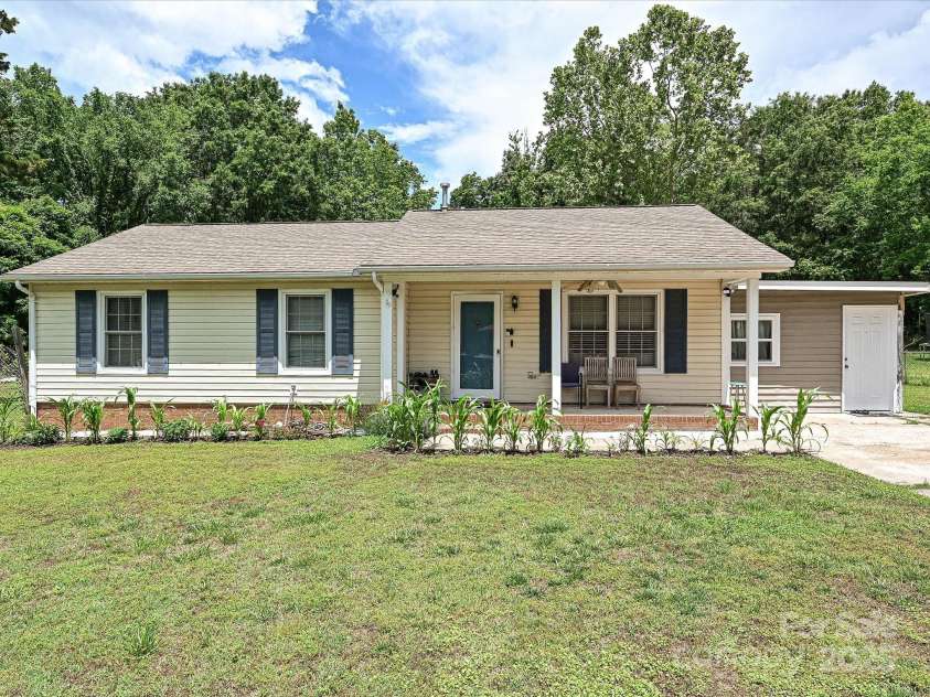 12423 Softwood Court, Charlotte, NC 28273.  MLS# CAR4268538, YatesRealty ID 23097. Welcome Home!