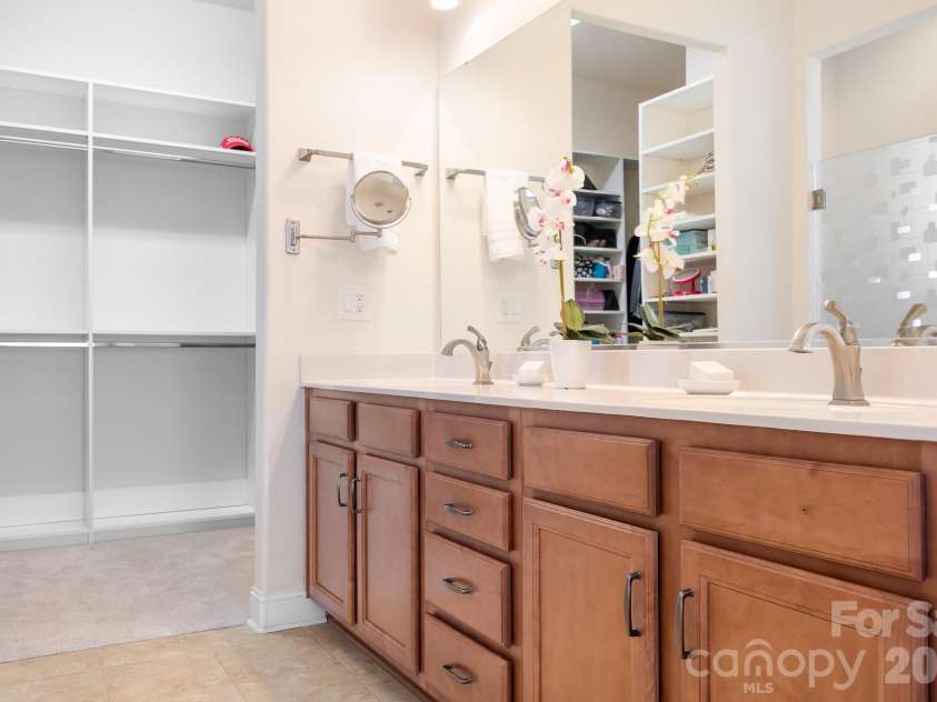 5567 Elk Knob Court, Denver, NC 28037.  MLS# CAR4365511, YatesRealty ID 23097. Double Sinks
