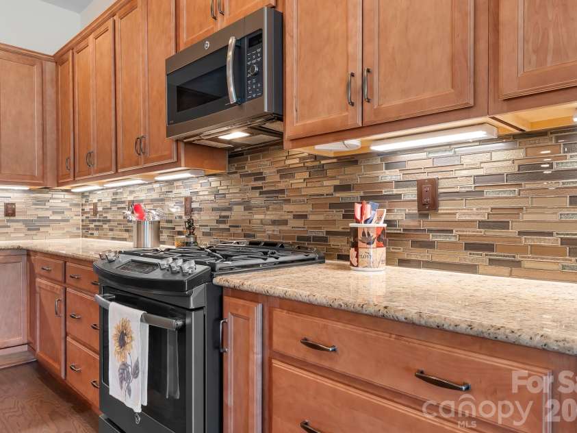 5567 Elk Knob Court, Denver, NC 28037.  MLS# CAR4365511, YatesRealty ID 23097. Gas Range