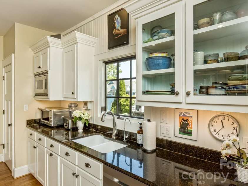 111 Montford Avenue, Asheville, NC 28801.  MLS# CAR4381201, YatesRealty ID 23101. 