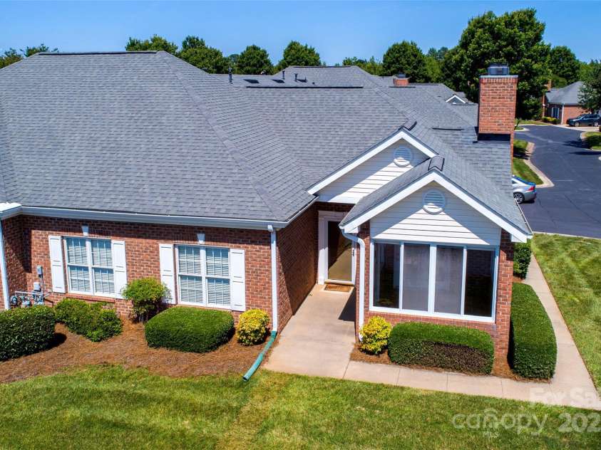 8538 Highland Glen Drive, Charlotte, NC 28269.  MLS# CAR4270032, YatesRealty ID 23101. 