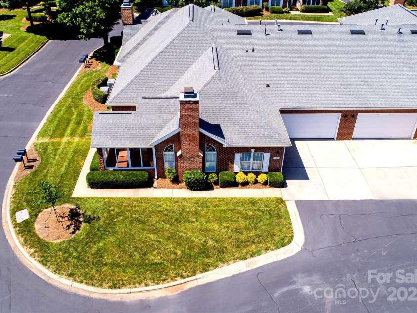 8538 Highland Glen Drive, Charlotte, NC 28269.  MLS# CAR4270032, YatesRealty ID 23101. Corner unit with lots of natural light.