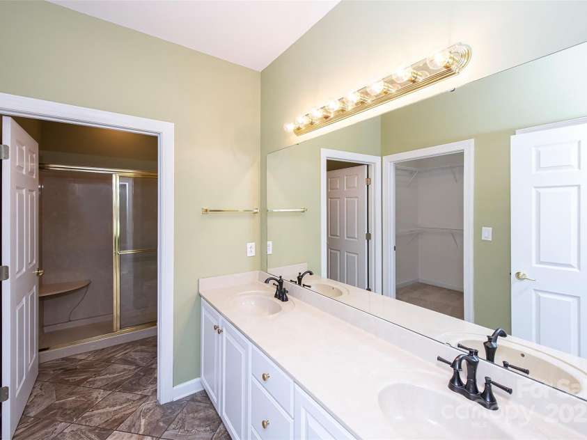 8538 Highland Glen Drive, Charlotte, NC 28269.  MLS# CAR4270032, YatesRealty ID 23101. Primary Bathroom