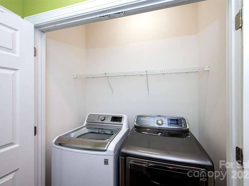 8538 Highland Glen Drive, Charlotte, NC 28269.  MLS# CAR4270032, YatesRealty ID 23101. Washer/Dryer included