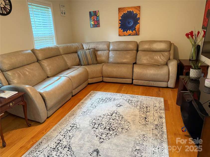 729 Victoria Lane, Hickory, NC 28601.  MLS# CAR4275496, YatesRealty ID 23102. Living Room