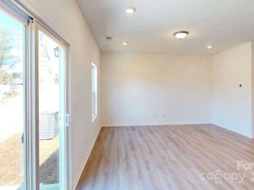 4061 Lawnview Drive, Charlotte, NC 28269.  MLS# CAR4169904, YatesRealty ID 23103. Family room