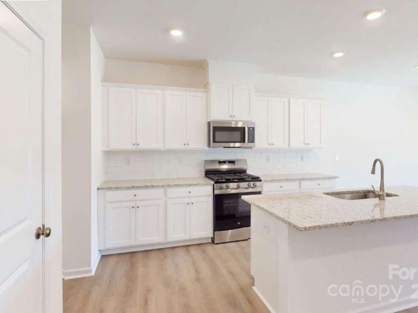 4061 Lawnview Drive, Charlotte, NC 28269.  MLS# CAR4169904, YatesRealty ID 23103. Kitchen