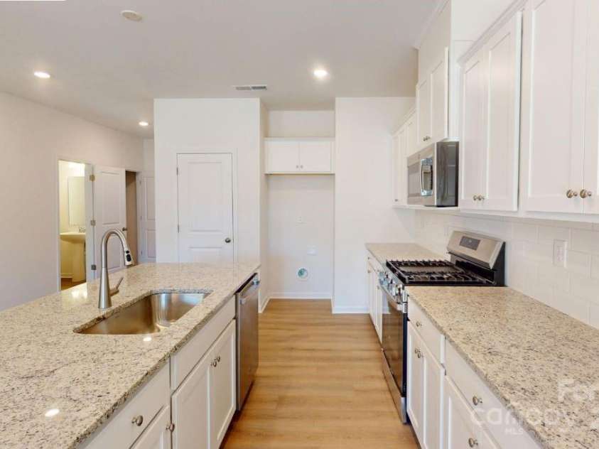 4061 Lawnview Drive, Charlotte, NC 28269.  MLS# CAR4169904, YatesRealty ID 23103. Kitchen