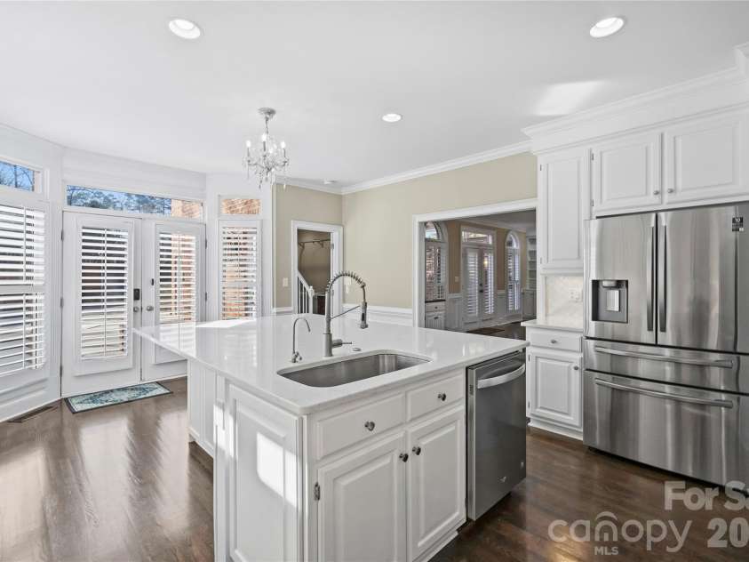5242 Colony Road, Charlotte, NC 28226.  MLS# CAR4337225, YatesRealty ID 23103. Updated kitchen