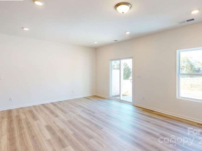 4057 Lawnview Drive, Charlotte, NC 28269.  MLS# CAR4188147, YatesRealty ID 23104. Family room