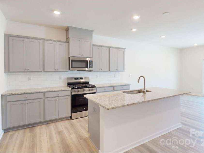 4057 Lawnview Drive, Charlotte, NC 28269.  MLS# CAR4188147, YatesRealty ID 23104. Kitchen