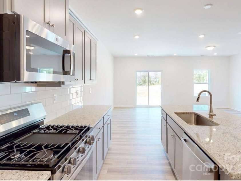 4057 Lawnview Drive, Charlotte, NC 28269.  MLS# CAR4188147, YatesRealty ID 23104. Kitchen