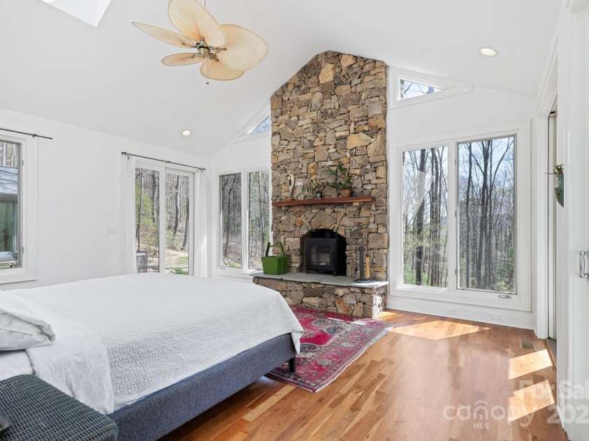 425 Bull Creek Road, Asheville, NC 28805.  MLS# CAR4251410, YatesRealty ID 23105. Soaring ceilings add a sense of casual grandeur.
