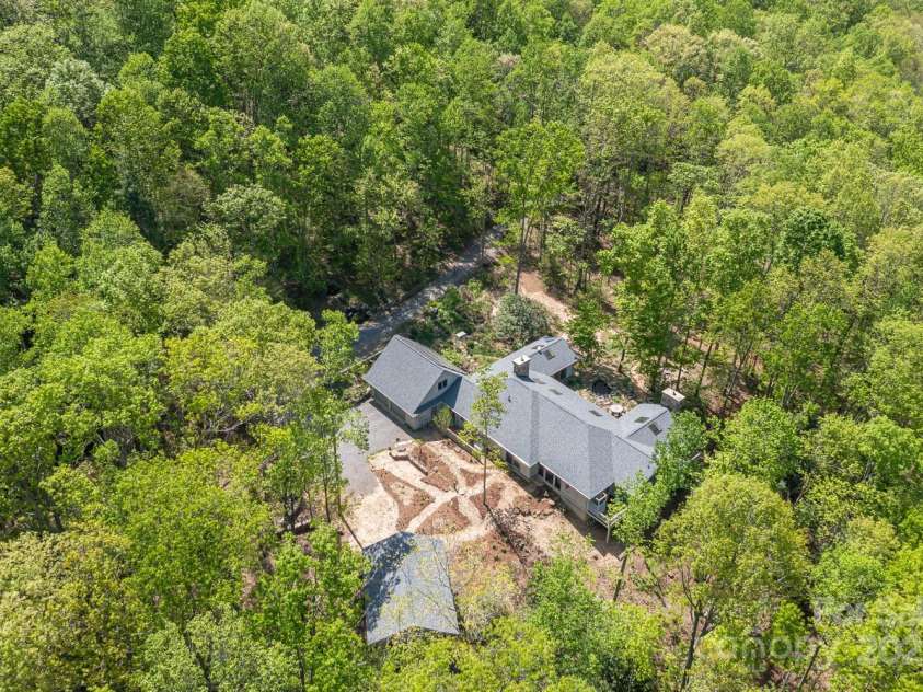 425 Bull Creek Road, Asheville, NC 28805.  MLS# CAR4251410, YatesRealty ID 23105. This East Asheville estate offers a private, tranquil setting just 15 minutes from downtown Asheville.