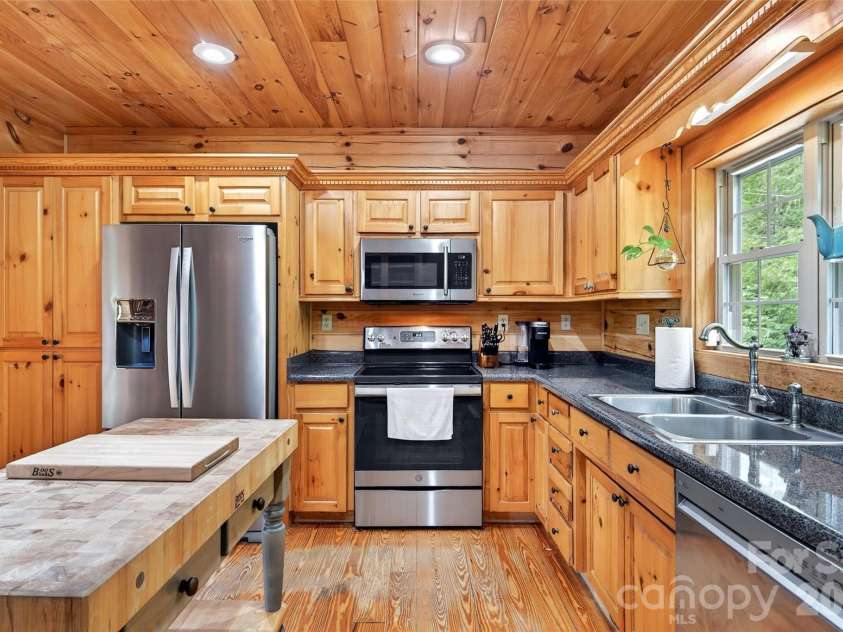 71 Browns Crossing Drive, Marion, NC 28752.  MLS# CAR4370041, YatesRealty ID 23105. 