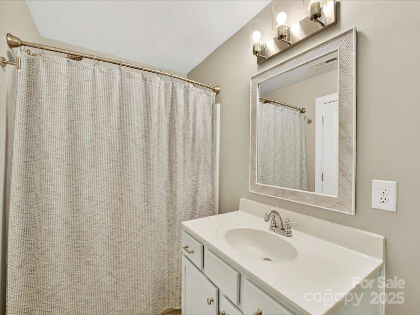 12220 Huntersville Concord Road, Huntersville, NC 28078.  MLS# CAR4301471, YatesRealty ID 23109. Full Bathroom with updated vanity , mirror and light fixture. Located on the upper level .