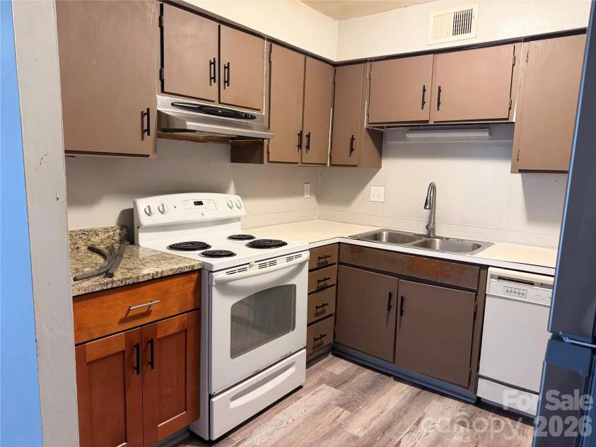 9123 Spyglass Place, Charlotte, NC 28214.  MLS# CAR4382402, YatesRealty ID 23115. Kitchen
