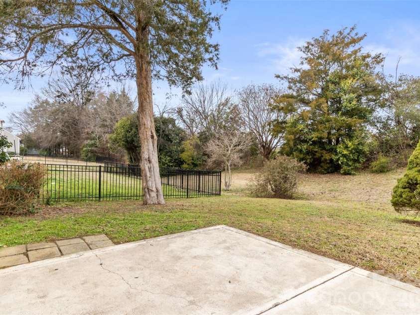 11619 Planters Estates Drive, Charlotte, NC 28278.  MLS# CAR4344590, YatesRealty ID 23116. 