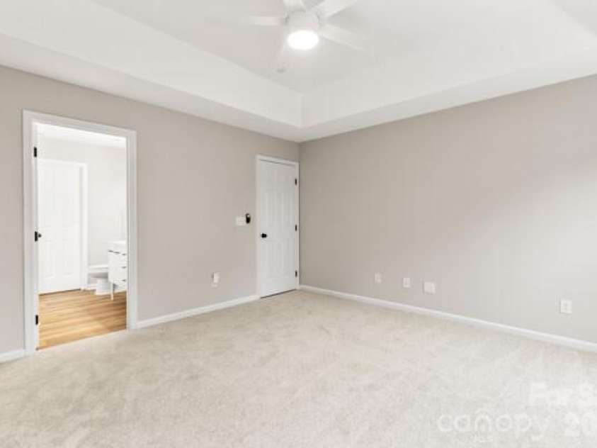 11619 Planters Estates Drive, Charlotte, NC 28278.  MLS# CAR4344590, YatesRealty ID 23116. Dramatic Trey Ceiling in the large Master bedroom w/in suite Bath