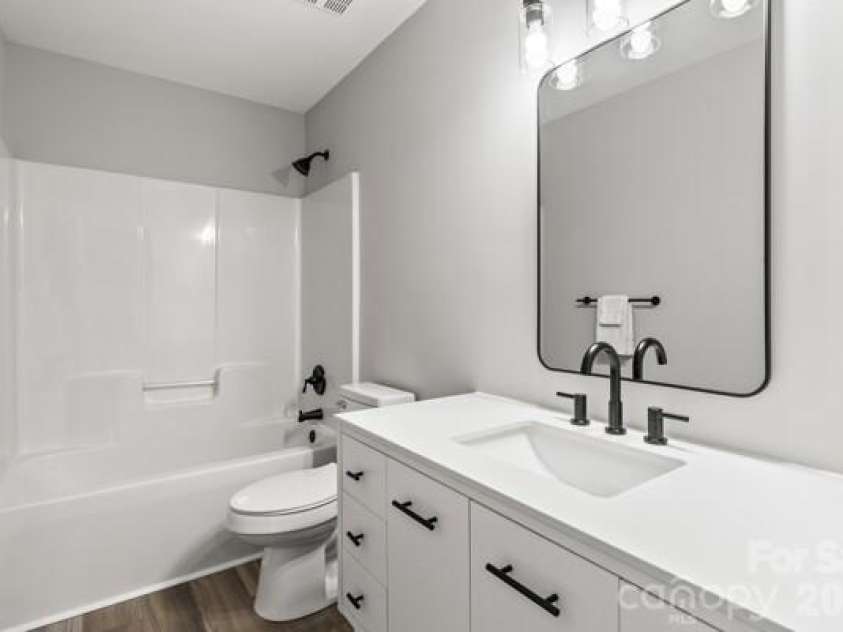 11619 Planters Estates Drive, Charlotte, NC 28278.  MLS# CAR4423181, YatesRealty ID 23116. 2nd Full bath on the main level