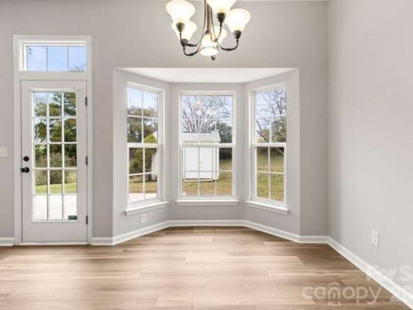 11619 Planters Estates Drive, Charlotte, NC 28278.  MLS# CAR4423181, YatesRealty ID 23116. Bay window breakfast area that lets abundant light in the kitchen