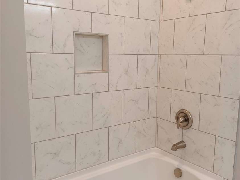 372 Lippard Farm Road, Statesville, NC 28625.  MLS# CAR4275109, YatesRealty ID 23117. Details! All tile bath with recessed niche