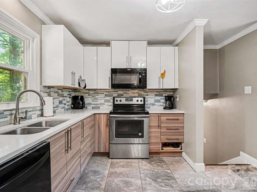 912 Bannister Place, Charlotte, NC 28213.  MLS# CAR4345206, YatesRealty ID 23117. 