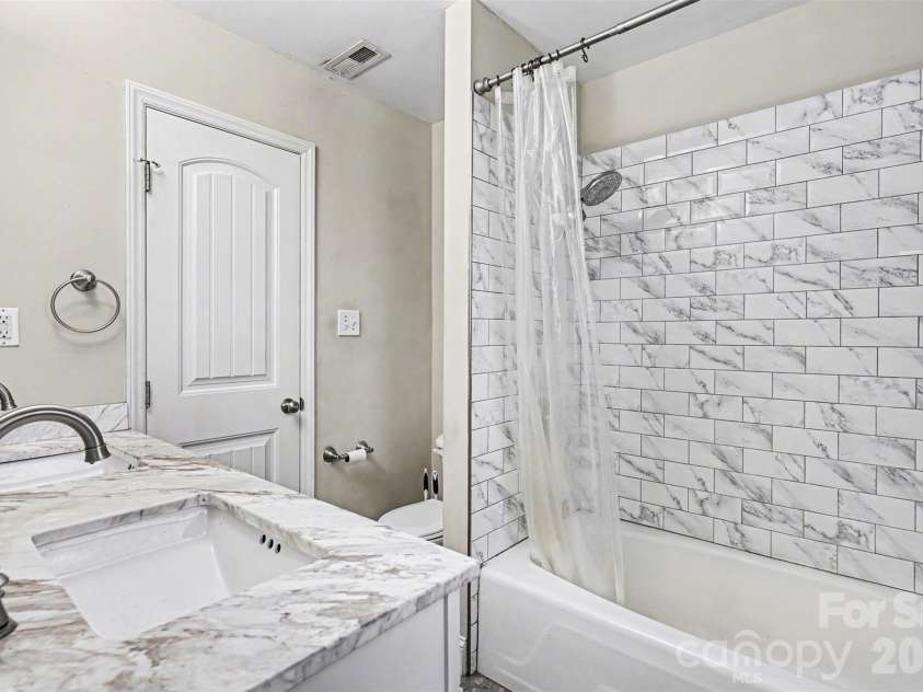912 Bannister Place, Charlotte, NC 28213.  MLS# CAR4345206, YatesRealty ID 23117. 