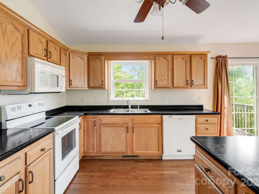 18 Sunberry Drive, Alexander, NC 28701.  MLS# CAR4266048, YatesRealty ID 23118. 