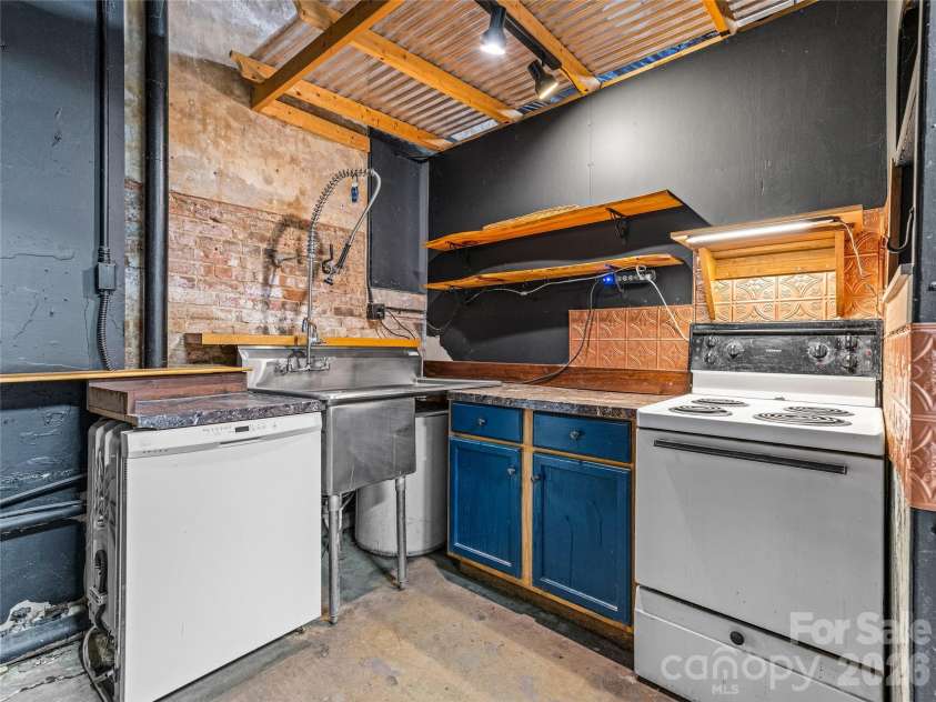 204 Sutton Avenue, Black Mountain, NC 28711.  MLS# CAR4331519, YatesRealty ID 2312. 