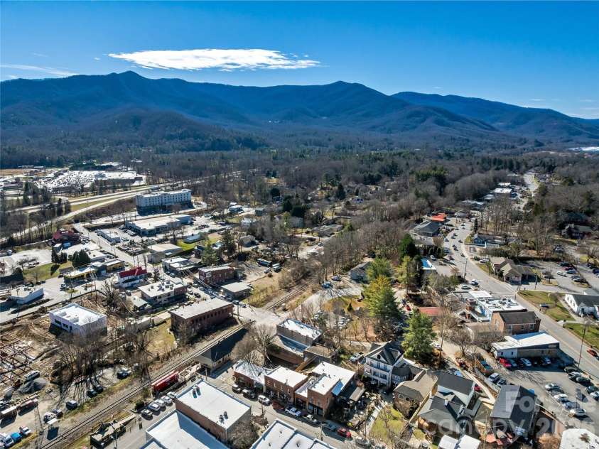 204 Sutton Avenue, Black Mountain, NC 28711.  MLS# CAR4331519, YatesRealty ID 2312. 